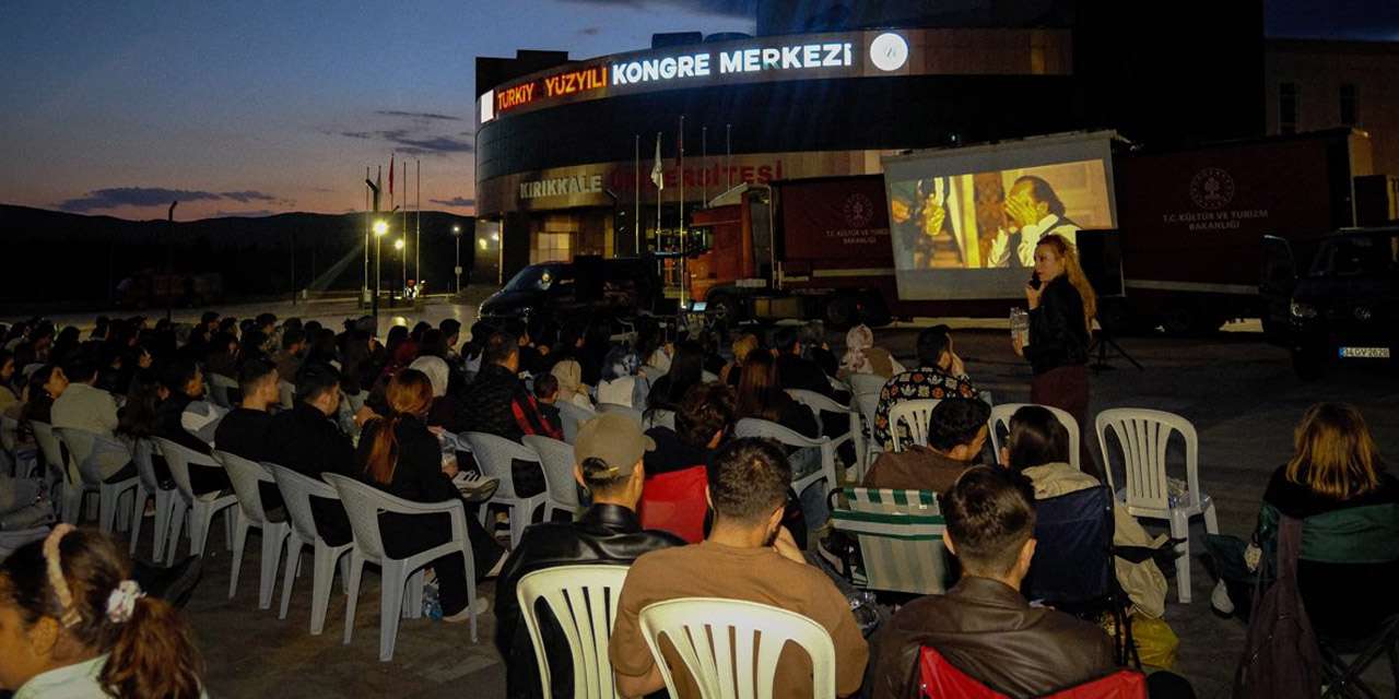 kampuste-nostalji-ruzgari:-gezen-sinema-tiri-kirikkale’de