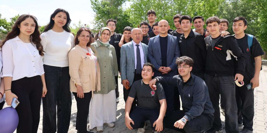 baskan-onal,-genclerle-bahar-coskusunu-paylasti