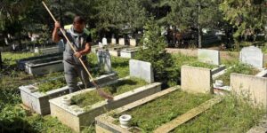 Mezarlıklar yabani otlardan temizleniyor