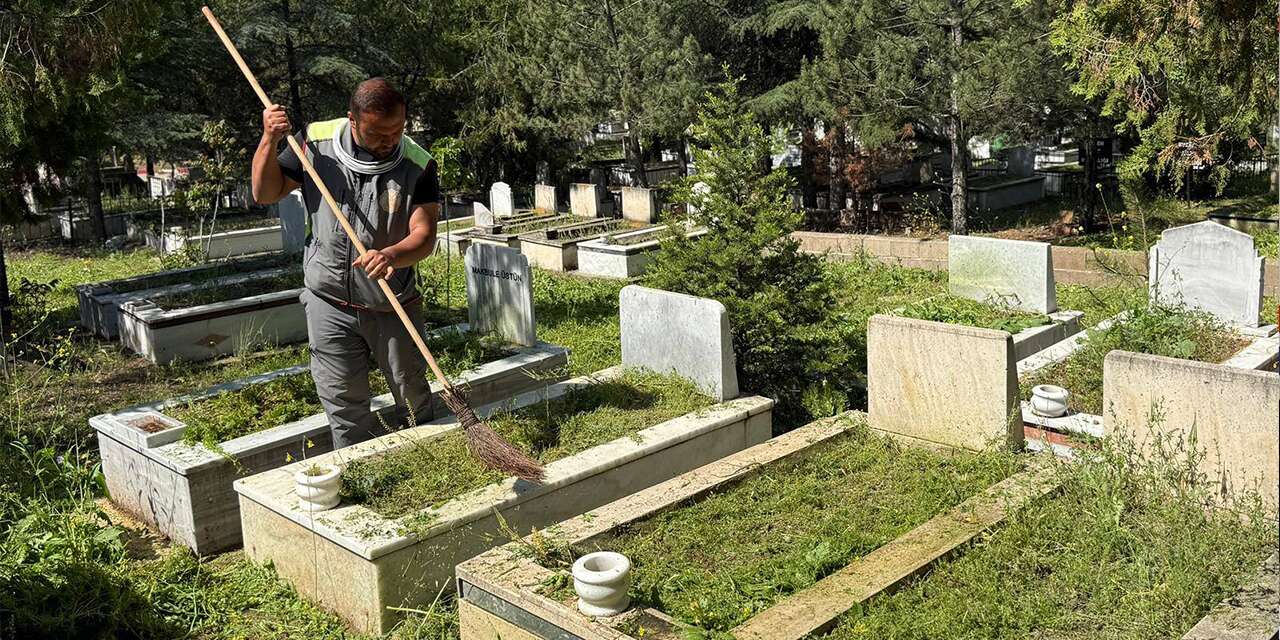 mezarliklar-yabani-otlardan-temizleniyor