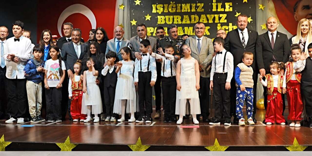 alkislar-ozel-ogrenciler-icin:-siir-okudular,-halay-cektiler