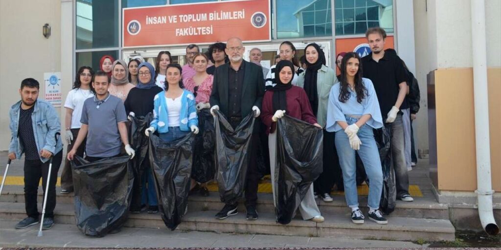 universitelilerden-ortak-dil;-temiz-kampus-etkinligi