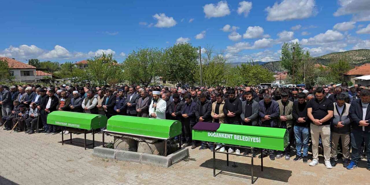 kazada-hayatini-kaybeden-2-ogrenci-ve-servis-surucusu-defnedildi