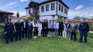 Gönüllü Gençlerden Örnek Davranış