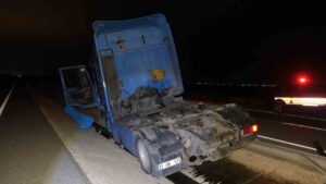 Karaman’da bariyerlere çarpan tır refüje düştü: 1 yaralı