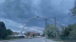 Bulvarın üzerinden betonu böyle aktardılar