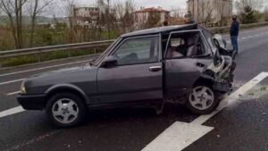 Minibüs park halindeki otomobile çarptı: 3 ölü, 5 yaralı