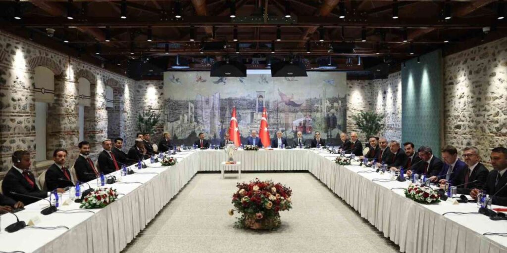 cumhurbaskani-erdogan,-galatasaray-futbol-takimi-oyuncularini-ve-teknik-heyetini-kabul-etti