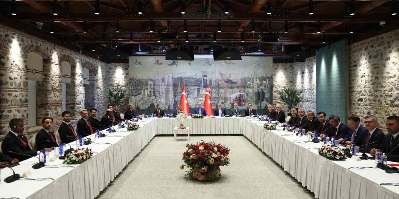 cumhurbaskani-erdogan,-galatasaray-futbol-takimi-oyuncularini-ve-teknik-heyetini-kabul-etti
