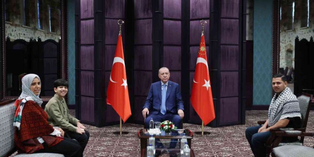 cumhurbaskani-erdogan,-11-yasindaki-gazzeli-ramazan-ebu-cezer-ve-ailesini-kabul-etti