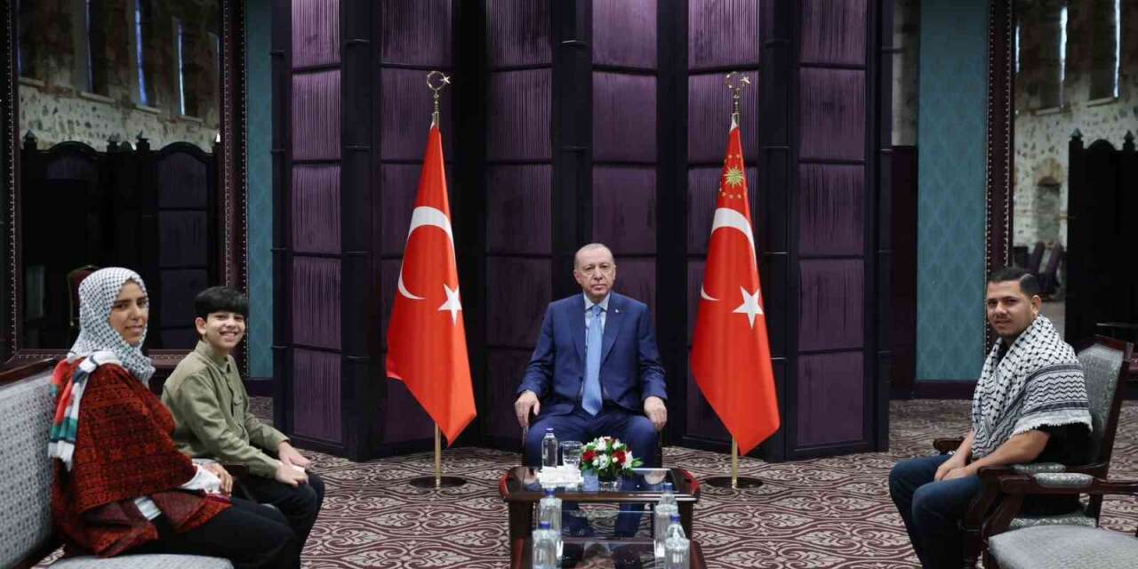 cumhurbaskani-erdogan,-11-yasindaki-gazzeli-ramazan-ebu-cezer-ve-ailesini-kabul-etti