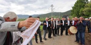 Kıbrıs Gazisi istedi, köy meydanında vali ve belediye başkanı halay çekti