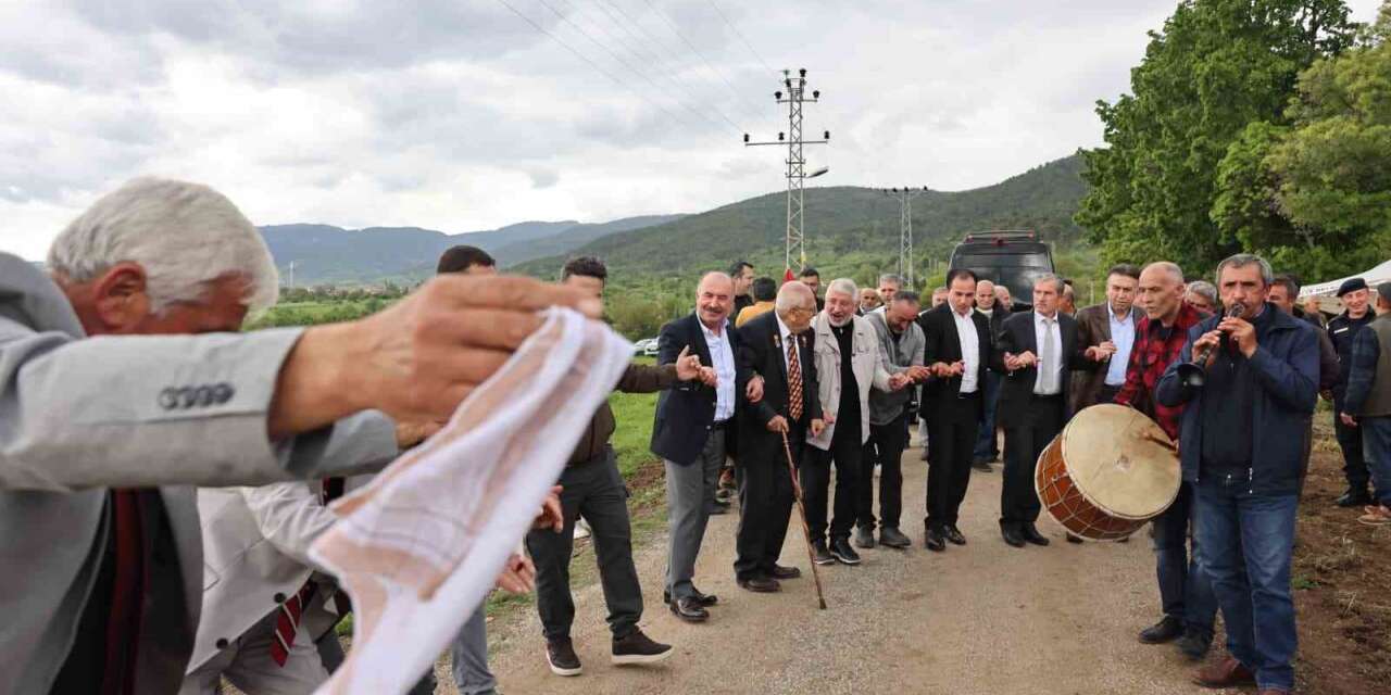 kibris-gazisi-istedi,-koy-meydaninda-vali-ve-belediye-baskani-halay-cekti