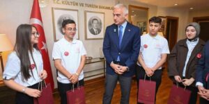 Bakan Ersoy, 19 Mayıs’ta genç sanatçıları bakanlıkta ağırladı