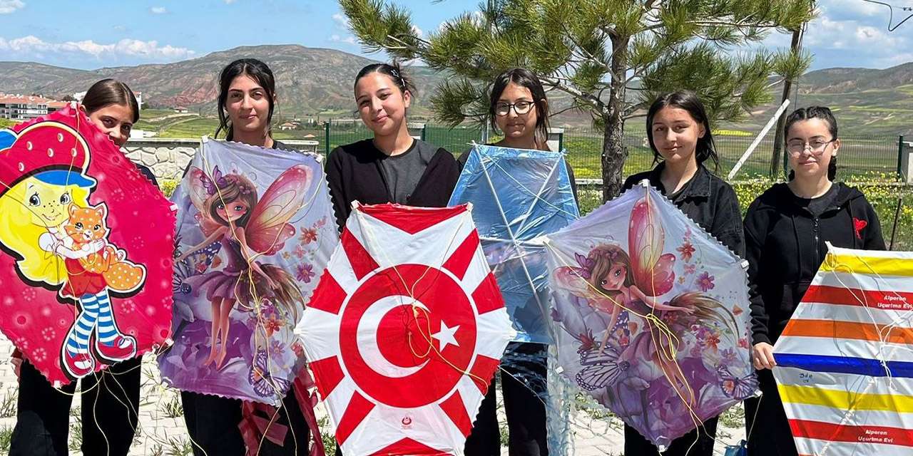 delice’de-ogrencilerin-heyecani-yuzlerine-yansidi:-gokyuzunu-ucurtmalarla-suslediler