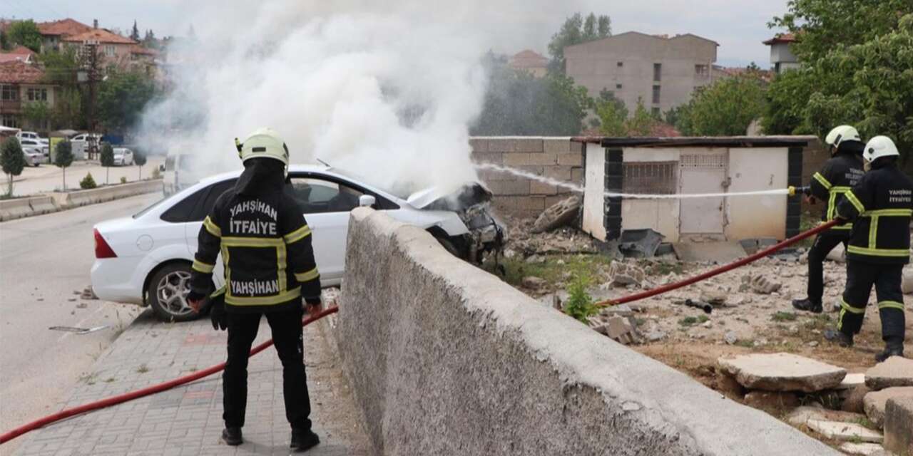 yahsihan’da-koruktan-kaza:-otomobil-bahce-duvarina-carpti