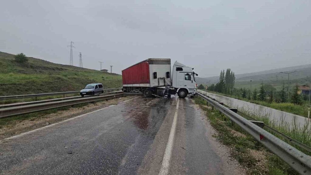 ankara’da-tir-ile-minibus-carpisti:-11-yarali