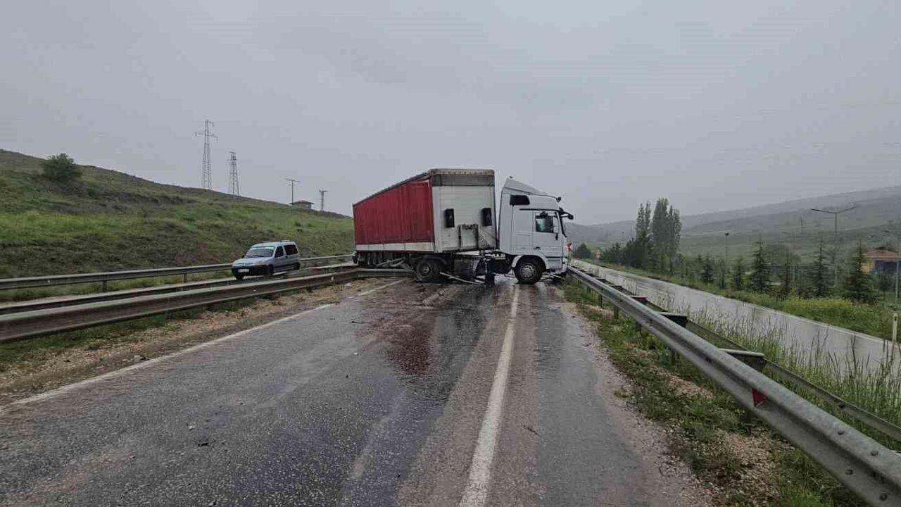 ankara’da-tir-ile-minibus-carpisti:-11-yarali