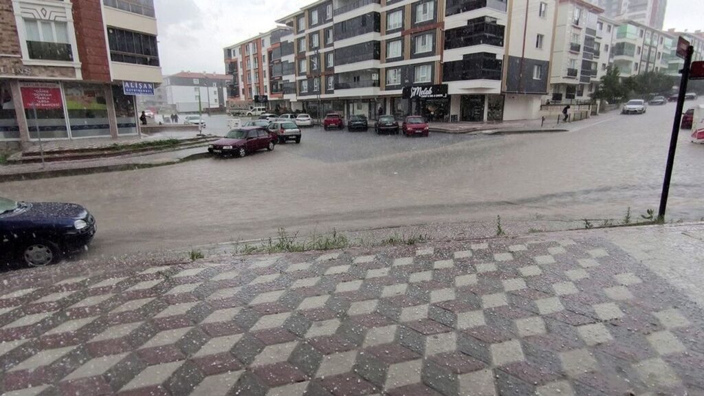 ankara’da-siddetli-yagmur-ve-dolu-sokaklari-gole-cevirdi