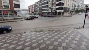 Ankara’da şiddetli yağmur ve dolu sokakları göle çevirdi