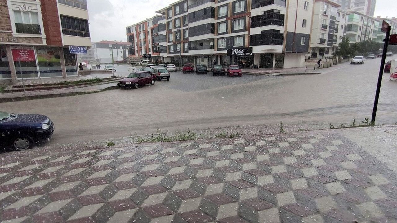 ankara’da-siddetli-yagmur-ve-dolu-sokaklari-gole-cevirdi