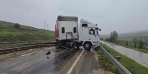 Tır ile minibüs çarpıştı: 11 yaralı