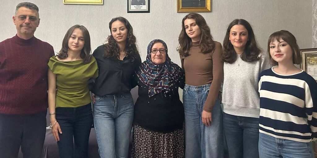 kirikkale’de-universiteli-genclerden-vefa-ornegi:-sehit-musa-saydam’in-annesine-anlamli-ziyaret