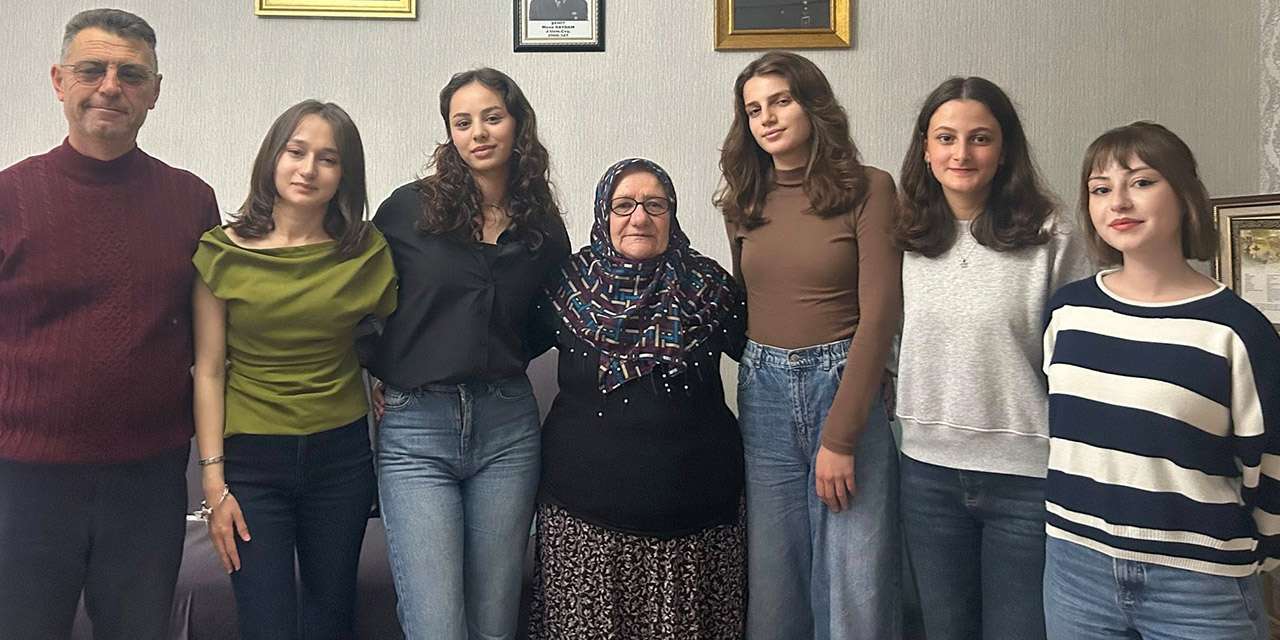 kirikkale’de-universiteli-genclerden-vefa-ornegi:-sehit-musa-saydam’in-annesine-anlamli-ziyaret