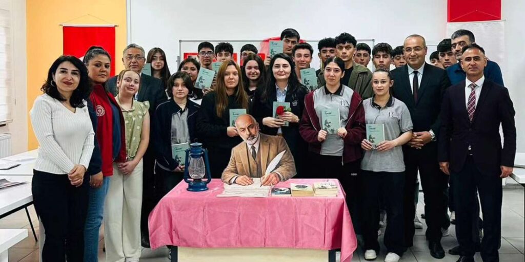 liseli-gencler-kaymakam-bozkir-ile-bulustu:-safahat’in-genclige-mesajlari-konusuldu