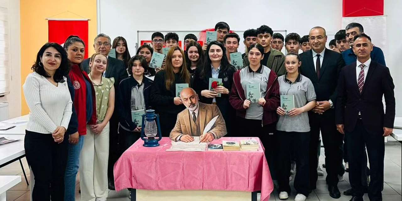 liseli-gencler-kaymakam-bozkir-ile-bulustu:-safahat’in-genclige-mesajlari-konusuldu