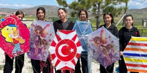 Delice’de liseli öğrenciler gökyüzünü şenlendirdi