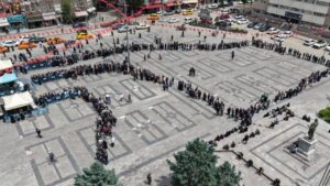 Yağmura Rağmen Fide Kuyruğundan Ayrılmadılar