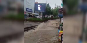Zafer Caddesi adeta sular altında kaldı