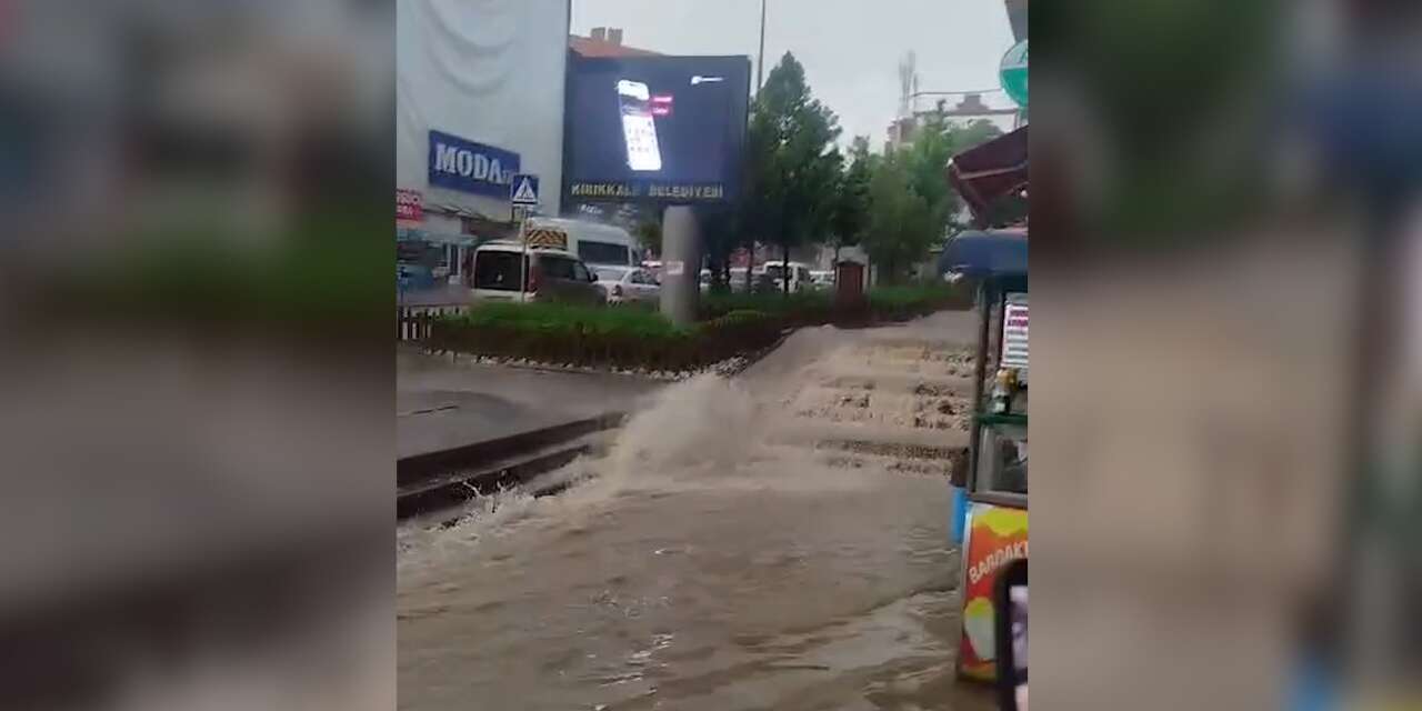 zafer-caddesi-adeta-sular-altinda-kaldi