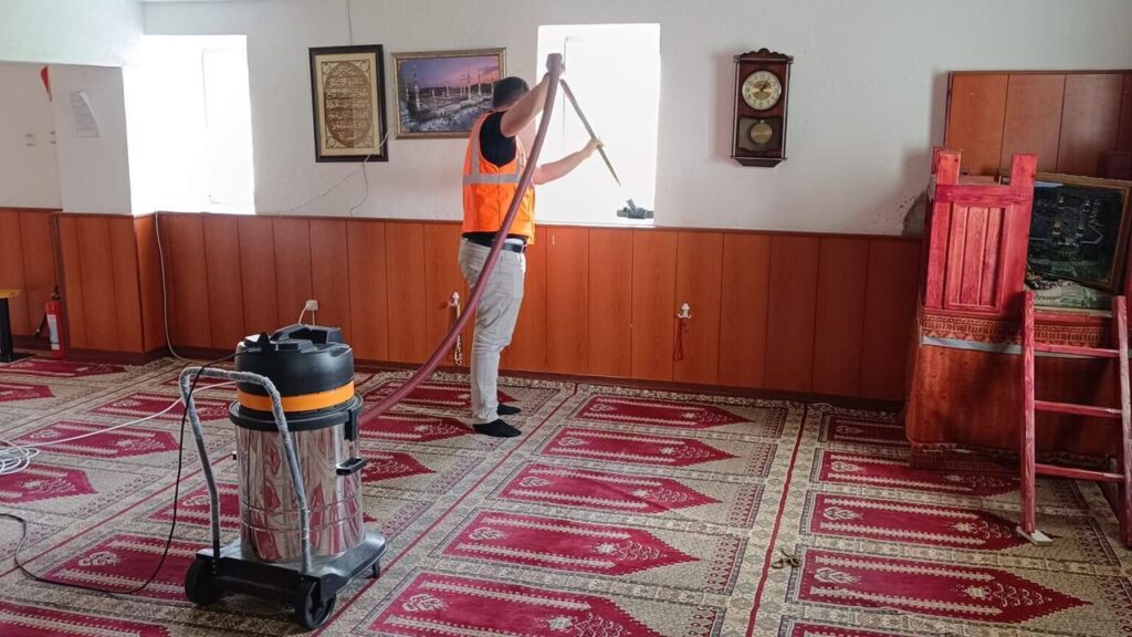baliseyh’te-bayram-oncesi-camilerde-temizlik-seferberligi