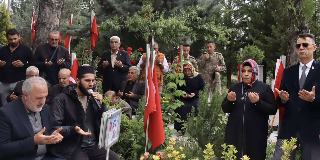 sahadetinin-8.-yilinda-kelimeler-bogazda-dugumlendi:-keskinli-kahraman-kabri-basinda-anildi