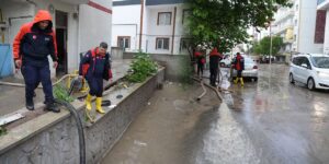 Kırıkkale’de aniden bastıran sağanak hayatı felç etti: Yollar göle döndü, ev ve iş yerlerini su bastı!
