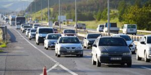 43 ilin geçiş noktasında büyük yoğunluk: Kilit kavşak Kırıkkale’de bayram trafiği başladı!