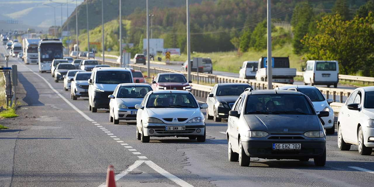 43-ilin-gecis-noktasinda-buyuk-yogunluk:-kilit-kavsak-kirikkale’de-bayram-trafigi-basladi!