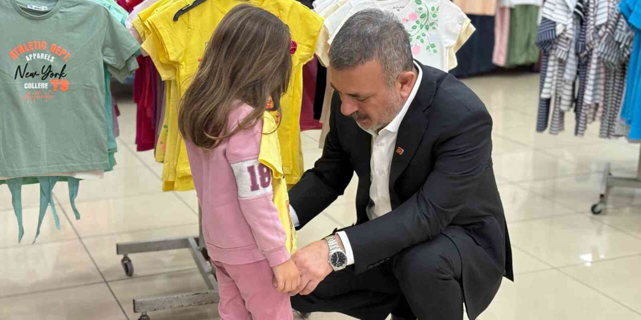sincan-belediye-baskani-murat-ercan-cocuklara-bayramlik-hediye-etti
