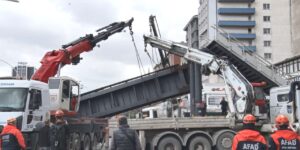 Damperi açık kamyon faciaya neden oldu: Üst geçit çöktü