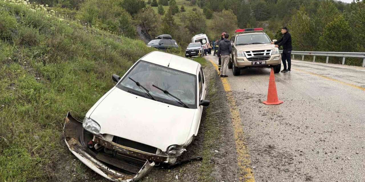 kontrolden-cikan-otomobil-sarampole-carpti:-3-yarali