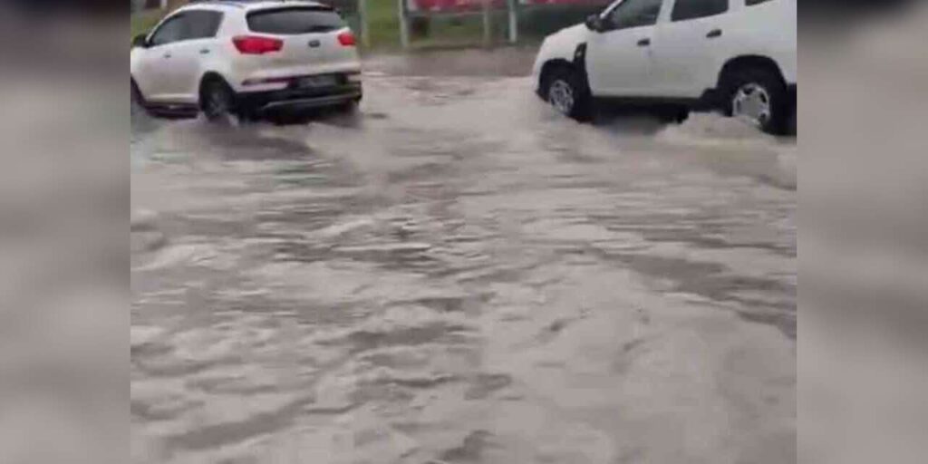 baskentte-saganak-etkili-oldu,-yollar-gole-dondu