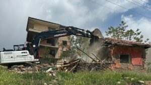 Kırıkkale’de Tehlikeli Yapılar Yıkılıyor