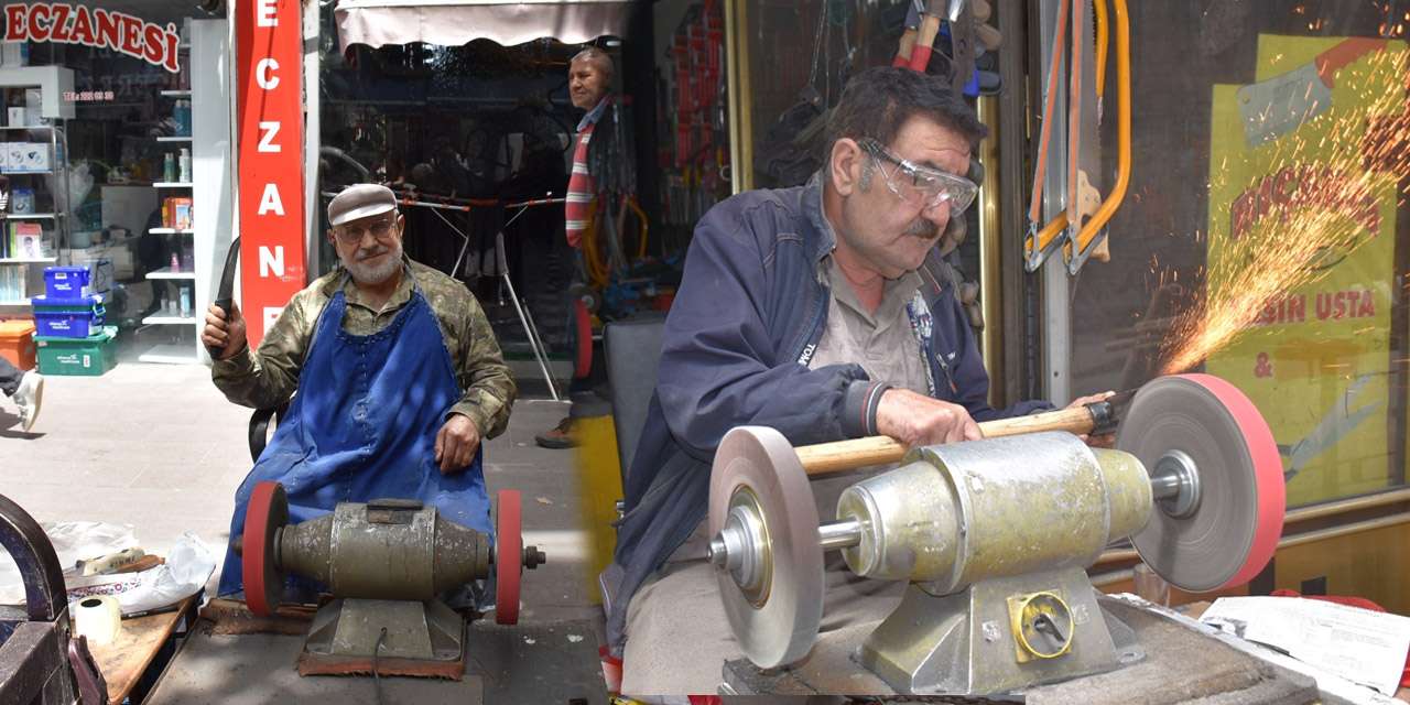 bayramlik-setler-gorucuye-cikti:-kirikkale’de-bicak-ve-poset-satislari-patladi!