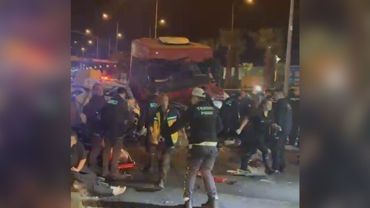 tir-iki-otomobile-carpti:-5-olu,-6-yarali