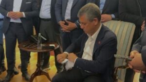 Özgür Özel kendisine verilen mutlak butlan tebligatını yırttı