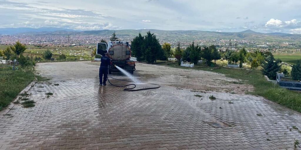 kirikkale-belediyesi’nden-bayram-oncesi-mezarliklarda-yogun-mesai