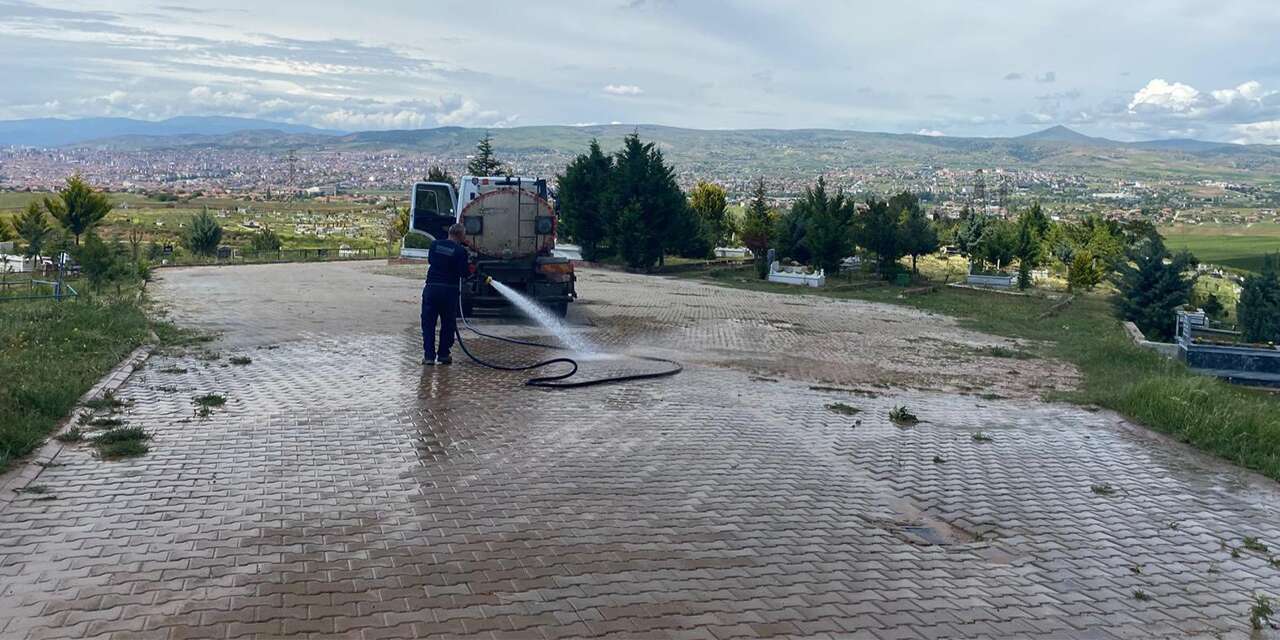 kirikkale-belediyesi’nden-bayram-oncesi-mezarliklarda-yogun-mesai