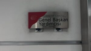 CHP’de tahliye sonrası temizlik çalışmaları devam ediyor